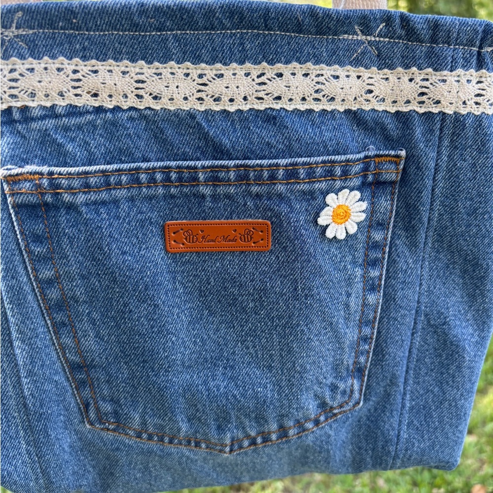 Chic Denim Tote with Lace and Daisy Accent - Picture 4 of 10